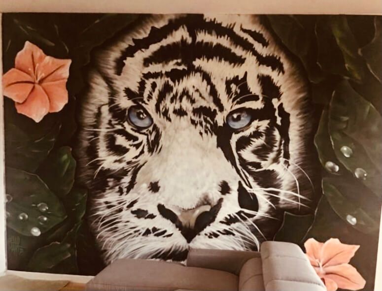 rappresentazione di una tigre su graffito per interni